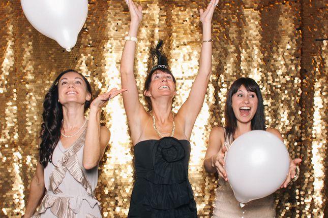 Hochzeit - All That Glitters Is Gold: The 10 Best NYE Photo Backdrops