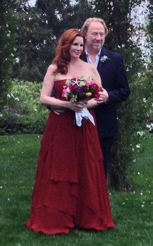 Mariage - Melissa Gilbert Wears A Red Dress To Marry Timothy Busfield