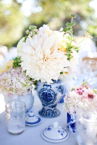 زفاف - Centerpieces Of Blue And White Chinese Vases And Teapots Filled With Flowers. Photo By Borrowed Blue Old New(new)