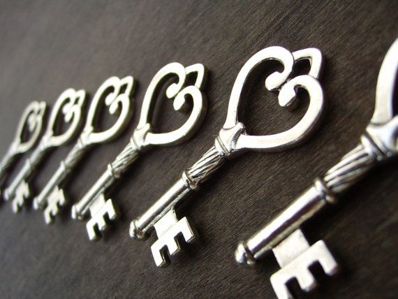 زفاف - 100 Pcs Antiqued Silver Heart Castle Skeleton Keys Wedding Key Pendants Charms Wholesale Bulk