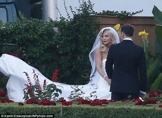 Hochzeit - Jenny McCarthy Marries Donnie Wahlberg In Intimate Ceremony In Chicago