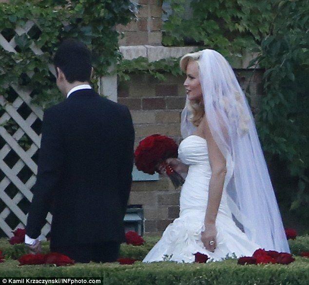 Свадьба - Jenny McCarthy Marries Donnie Wahlberg In Intimate Ceremony In Chicago