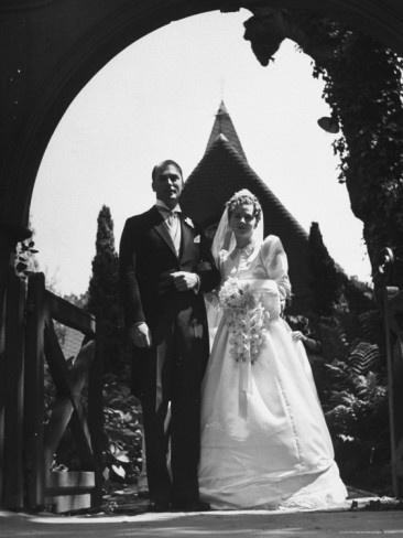 Hochzeit - Brian Aherne And Joan Fontaine Posing For A Picture At Their Wedding