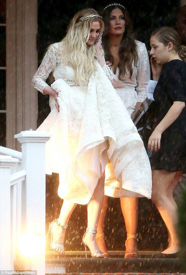 Mariage - Ashlee Simpson Is A Beautiful Bride In Lacy White Gown And Headband