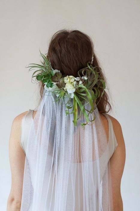 Hochzeit - Five Ways To Wear Flowers In Your Hair