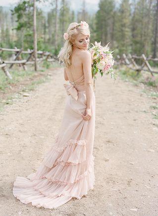 Hochzeit - Adorably Pink And Frilly Rustic Wedding