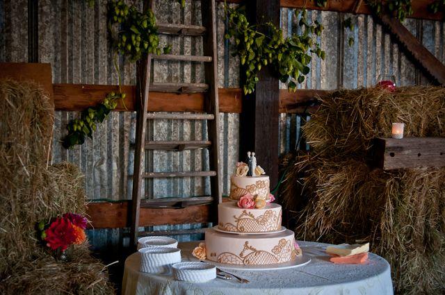 Hochzeit - Rustic Budget Farm Wedding