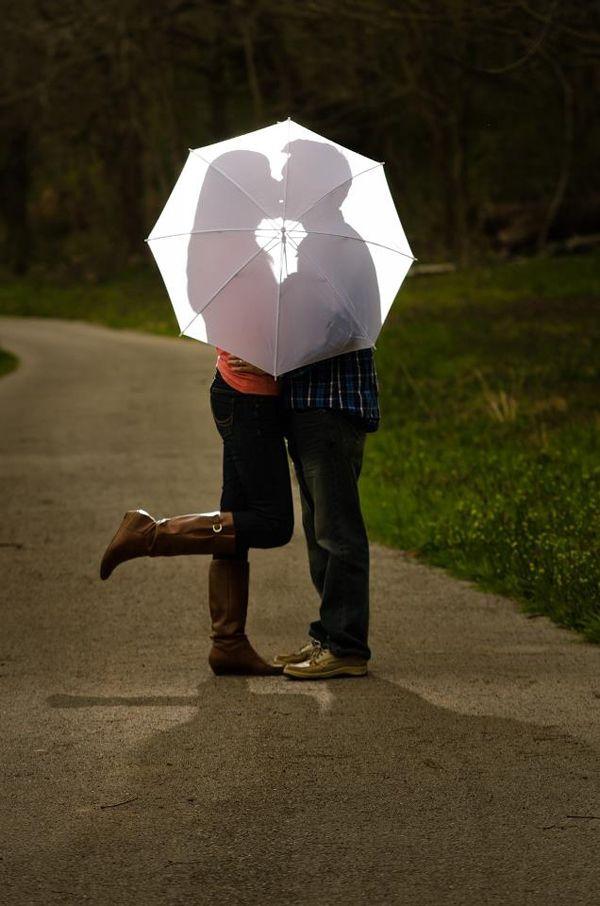 Hochzeit - Engagement Photo Props To Embrace And Avoid