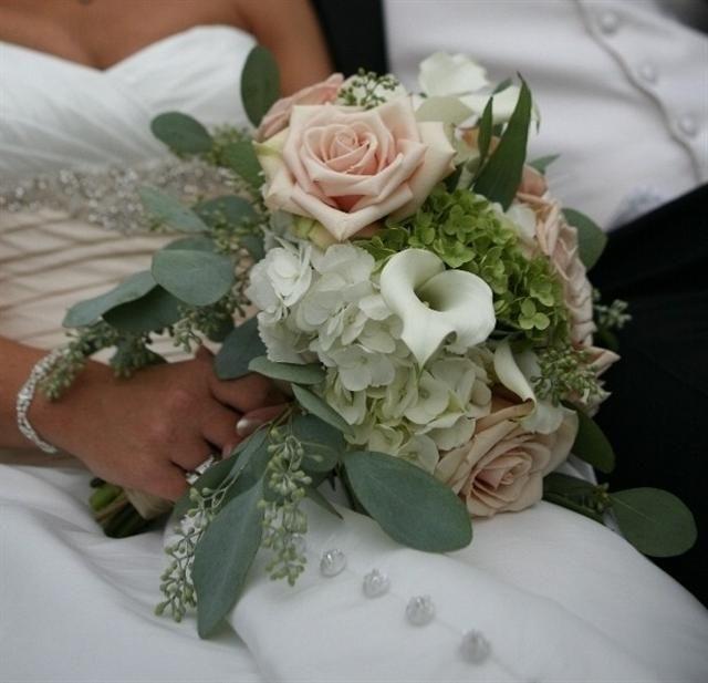 زفاف - Wedding Bouquet. Roses, Calla Lillies And Hydrangea.