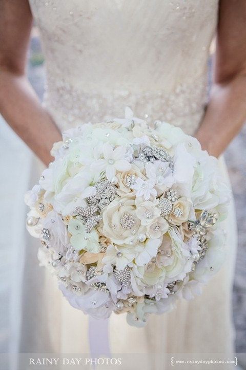زفاف - Softest White Handmade Flower Brooch Bouquet -- Deposit On A Made-to-order Wedding Bouquet
