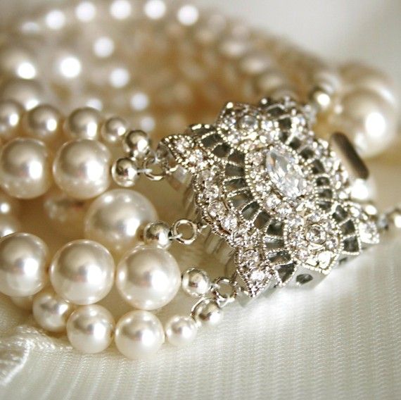 زفاف - Dramatic Bridal Cuff Bracelet With Swarovski Pearls And Sparkling Art Deco Inspired Clasp Ivory Or White