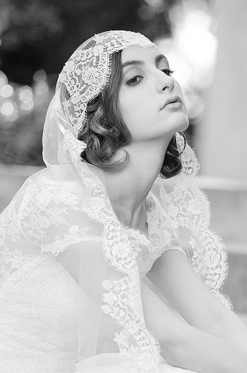 زفاف - A Show-stopping Mantilla Veil Is The Ideal Accessory For The Vintage Bride.