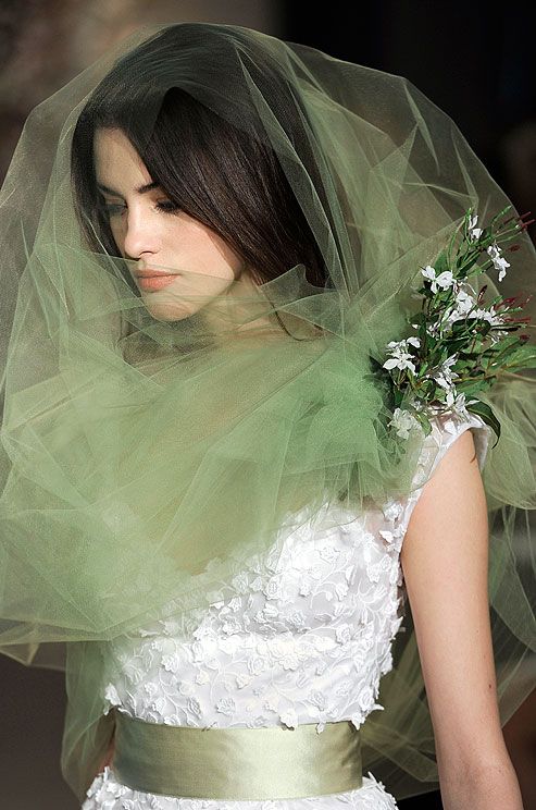 Mariage - For Something Truly Unique, Accent A White Dress With A Colored Veil And Matching Belt.