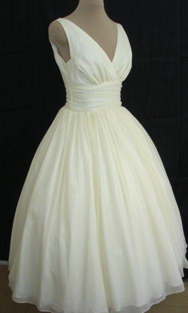 زفاف - Simple And Elegant 50s Style Dress. Ivory Chiffon Overlay, Flattering For