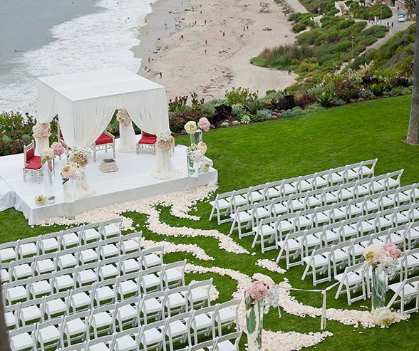 Mariage - The Ceremony Was Set Against A Breathtaking View Of The Pacific Ocean.