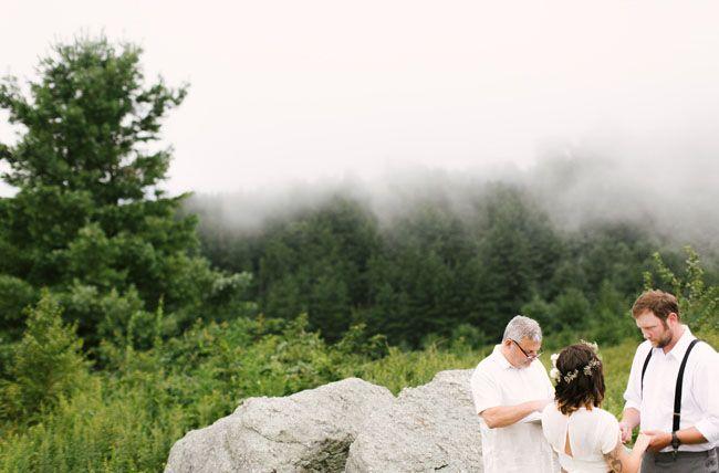 Hochzeit - Intimate Foggy Mountain Wedding: Shannon   John