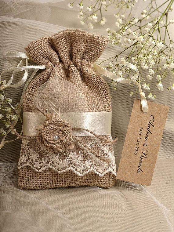 Свадьба - Natural Rustic Burlap Wedding Favor Bag , Natural Birch Bark Wedding Favor, County Style Bag, Custom Tag