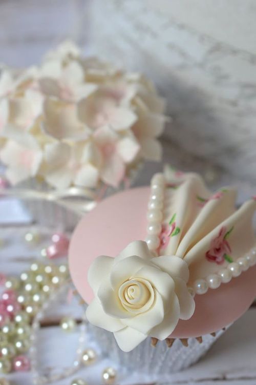 زفاف - Rose Cupcake