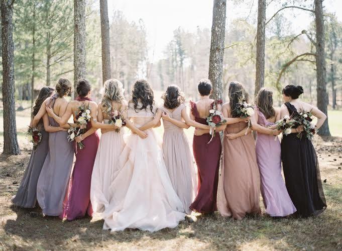 Hochzeit - 7 Bridal Parties Who Totally Nailed The 'Mismatched Dresses' Trend