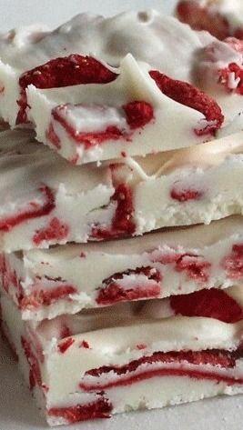 Hochzeit - Strawberries And Cream Chocolate Bark