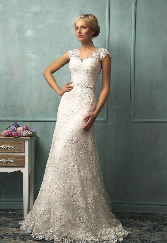 زفاف - Antique Wedding Dress With V Neck Beads Cap Sleeve Sheer Back A Line Court Train Lace Glamorous Bridal Gown