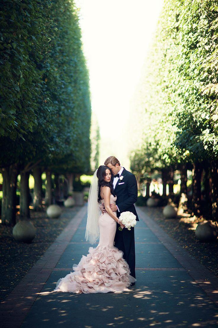 Hochzeit - Bride Wears Pink Vera Wang At Chicago Botanic Garden