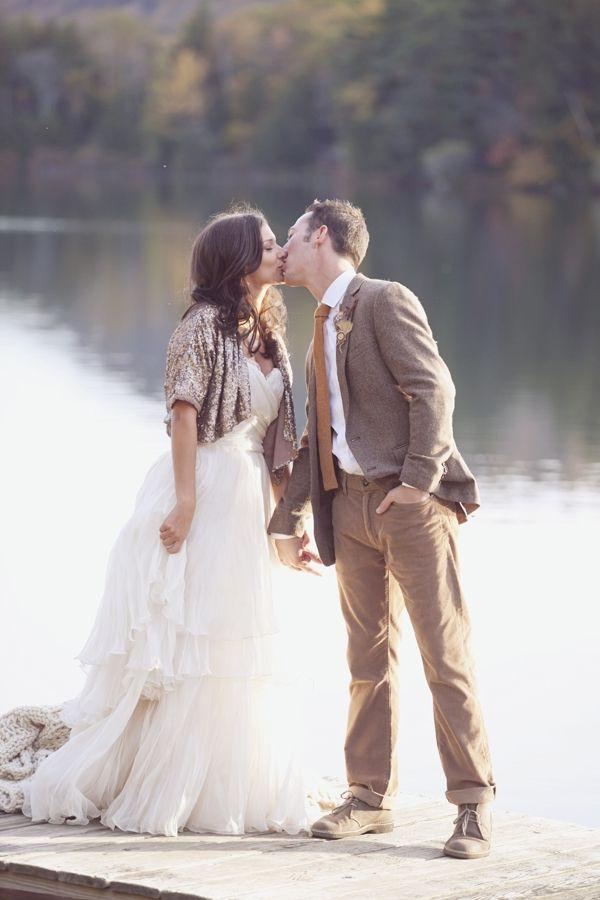 Mariage - 15 Romantic Fall Wedding Photos That'll Convince You To Have An Autumn Wedding