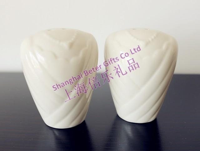 Mariage - Lesbians, Bride Salt and Pepper Shaker Favors Wedding Favours