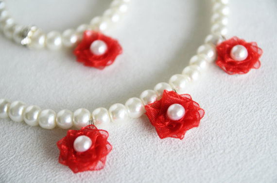 Hochzeit - #wedding #bridal #bridesmaids #flowergirl #jewelry #red #pearl #necklace #bracelet #chic #gift