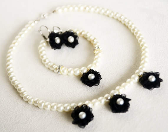Hochzeit - #black #wedding #bridal #bridesmaids #flowergirl #jewelry #black #pearl #necklace #earrings #bracelet #chic #gift