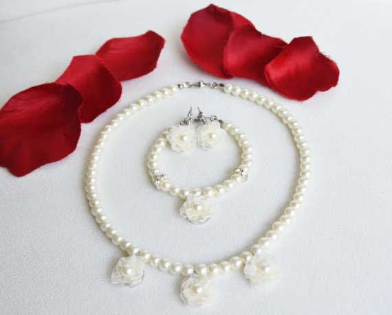 Mariage - #ivory #white #wedding #bridal #bridesmaids #flowergirl #jewelry #pearl #necklace #earrings #bracelet #chic #gift