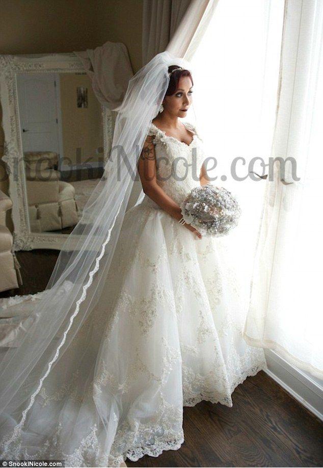Mariage - Snooki Gives A Glimpse Of Her Lace Wedding Gown On Day Of Wedding