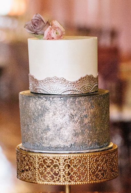 Hochzeit - Silver-and-White Antique-Inspired Cake