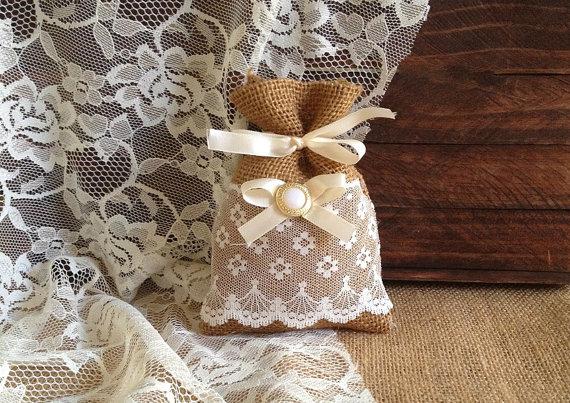 Mariage - 10 lace covered burlap favor bag, wedding, bridal shower, tea party gift bag
