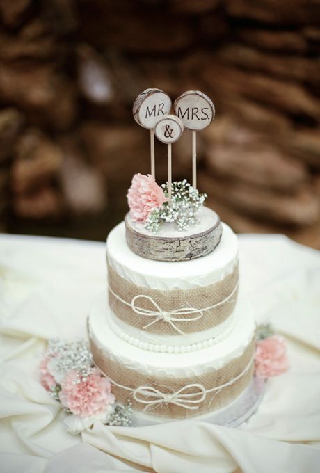 Mariage - Two-Tiered Cake With Burlap Ribbon