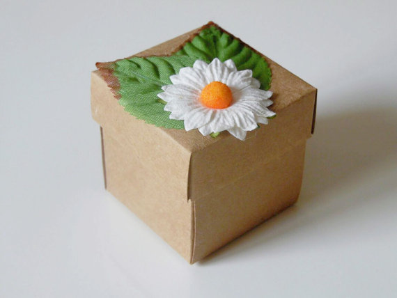 Mariage - 10 white daisy kraft favor box. Wedding, bridal shower, baby shower, tea party candy or gift box