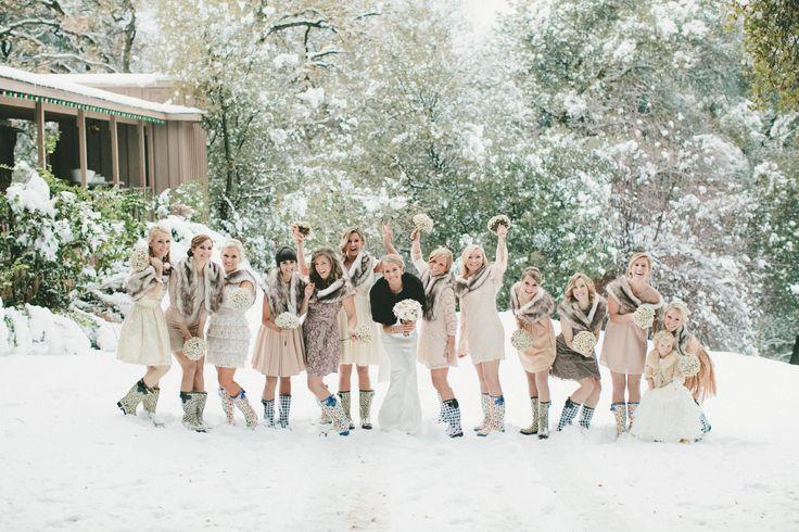 Свадьба - 19 Snowy Wedding Photos That Will Warm You From The Inside Out