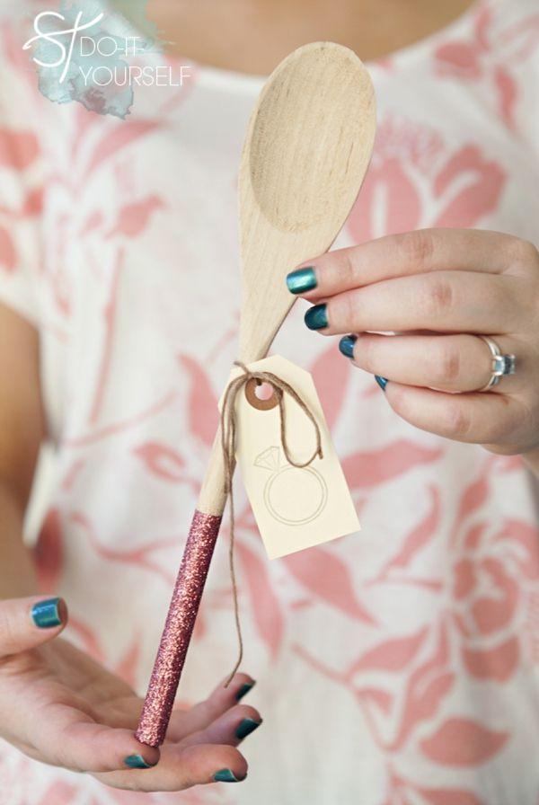 Hochzeit - Darling Tutorial On How To Make Glittered Wooden Spoon Favors!