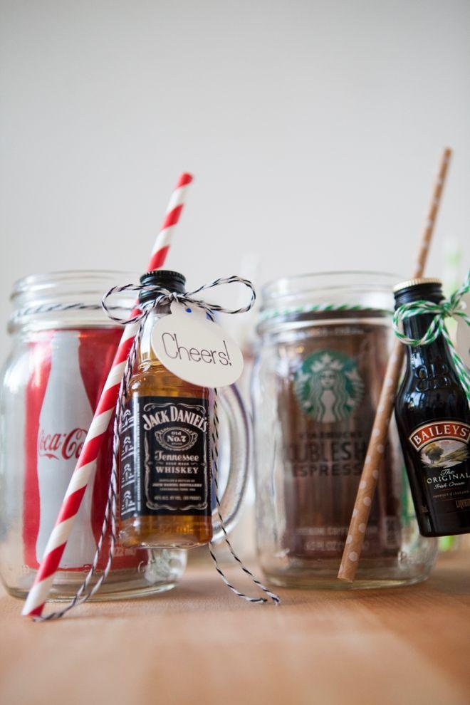 Hochzeit - Check Out These Darling DIY Mason Jar Cocktail Gifts!