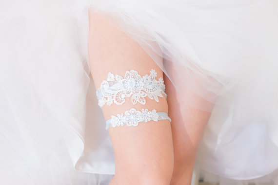 زفاف - Something Blue - Wedding Garter Set, Wedding Garter, White Lace, Blue lace band, Bridal Shower Gift, Lingerie