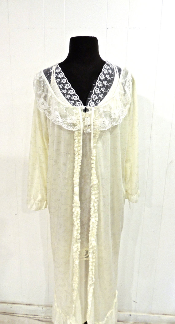 Mariage - vintage lingerie set - 1970s butter-yellow/white lacy nightgown & peignoir set