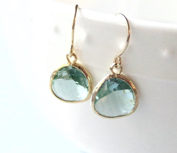 زفاف - Prasiolite light green glass and gold dangle earrings.   Bridal earrings. Bridesmaids earrings. Bridesmaid earrings. Wedding earrings.