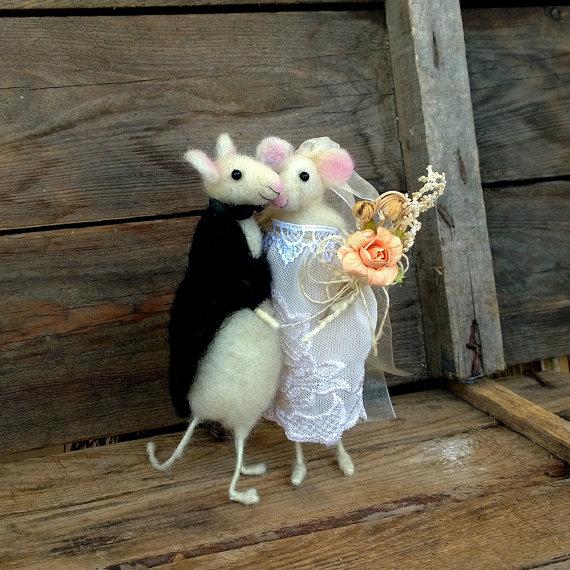 زفاف - Wedding cake topper mice Romantic decor Groom and bride OOAK Animal in Love Felt mouse Couple Wedding anniversary Sweethearts Lace Tailcoat