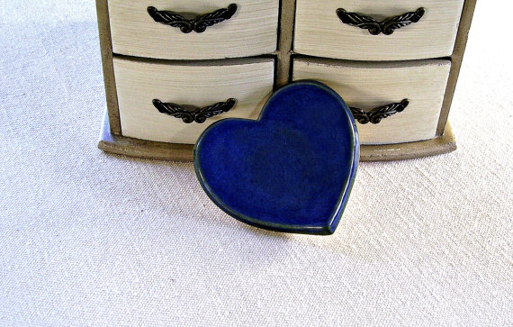 Свадьба - ceramic heart dish ring bowl ring bearer bowl wedding ring bowl home decor gift cobalt sapphire indigo blue handmade stoneware pottery
