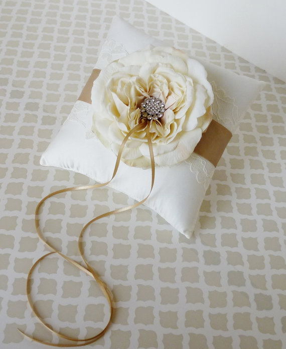 زفاف - Custom made Wedding Ring Bearer Pillow Ivory Champagne Lace