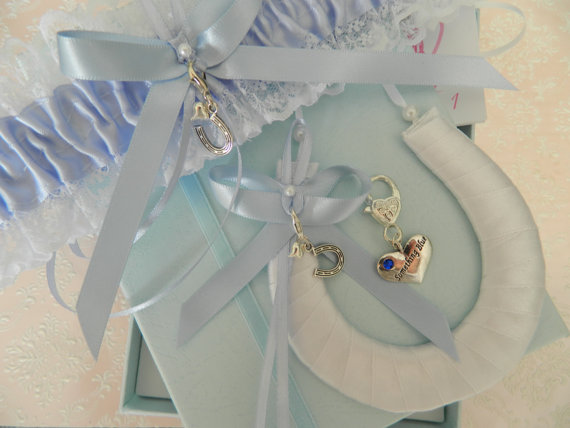 زفاف - Bride's Keepsake Set - Matching Wedding Horseshoe- Garter & Bouquet Charm