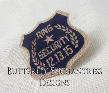 Свадьба - Rustic Wedding Ring Security Badge Pin - Ring Bearer Gift - Natural Burlap Wedding Navy Blue - Personalized Custom Wedding Date - BE Lapel