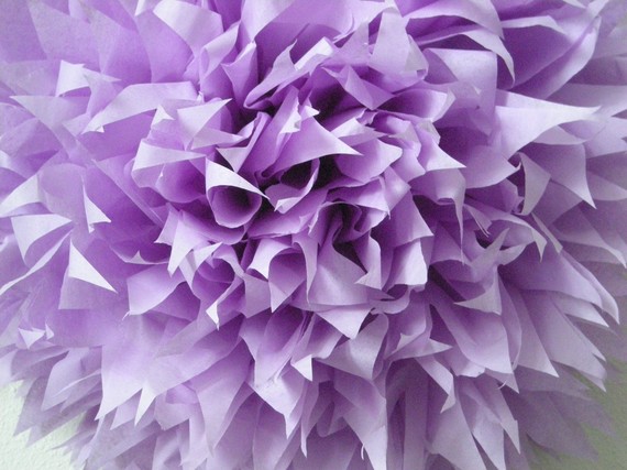 Mariage - Lilac ... 1 tissue paper pom // diy // wedding decorations // paper flowers // aisle marker // birthday party