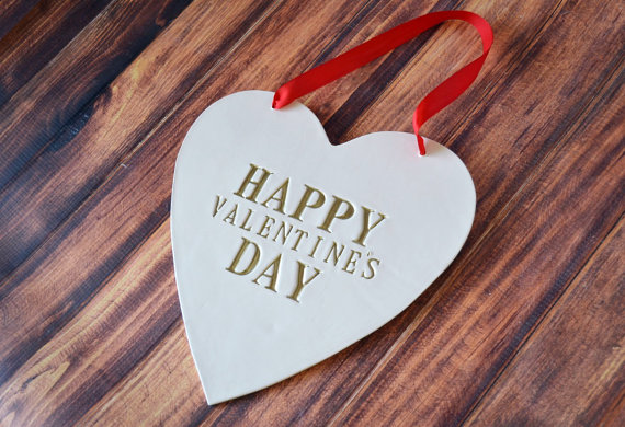 Hochzeit - Happy Valentine's Day - Heart Shaped Ceramic Sign - Home Decoration or Fun Photo Prop
