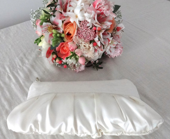 زفاف - RESERVED FOR ASHLEY white satin wedding clutch with pearl wristlet hollywood clutchglamour 30s 40s retro